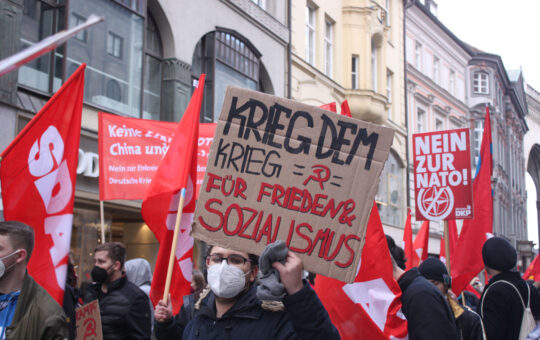 Frieden gibt es nur im Sozialismus, weiß dieser Demonstrant. (Foto: SDAJ München)